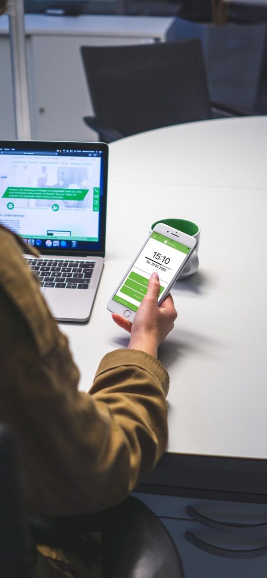 本机ip App 历史记录页截图，按时间倒序排列若干条查询记录，每条显示出口地址与网络类型，顶部有切换网络的提示条