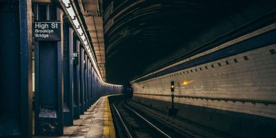 Linux终端黑色界面展示ip addr命令输出，显示网络接口和本机ip地址信息，绿色字体专业感强